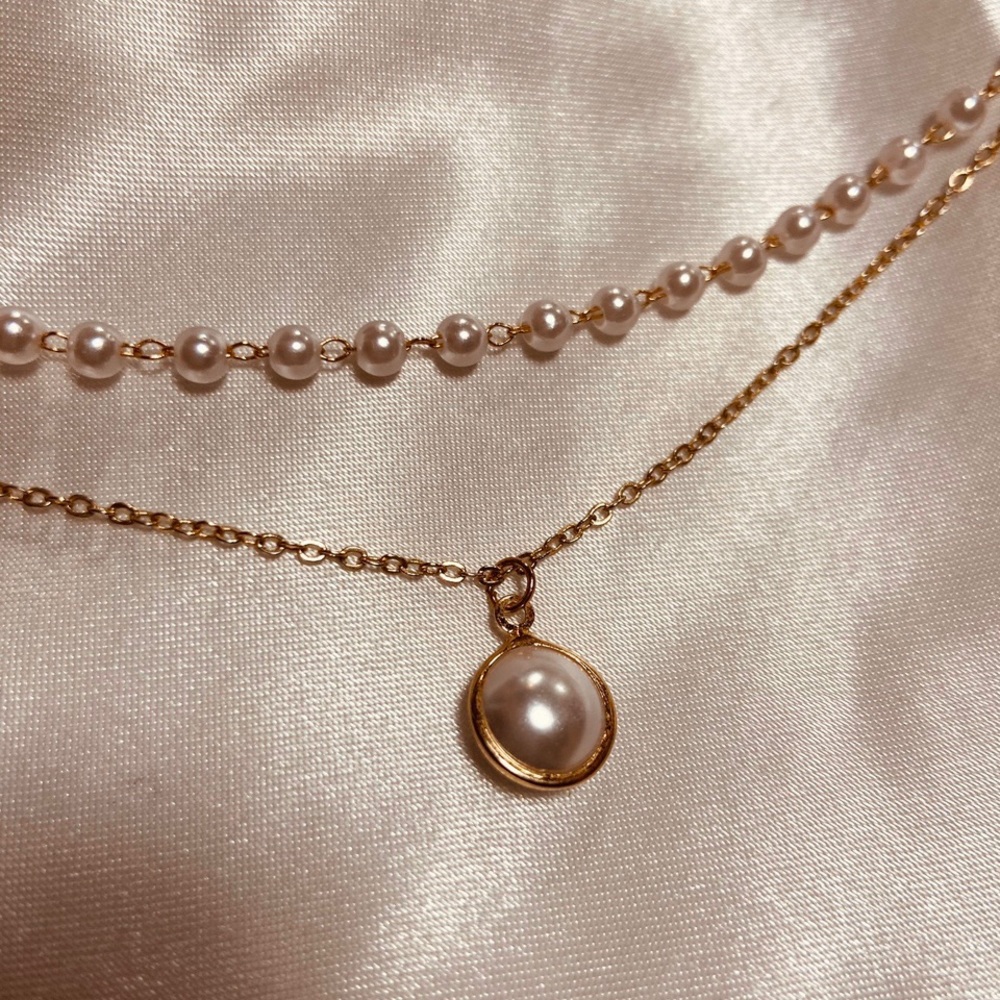 Beautiful faux peral necklace